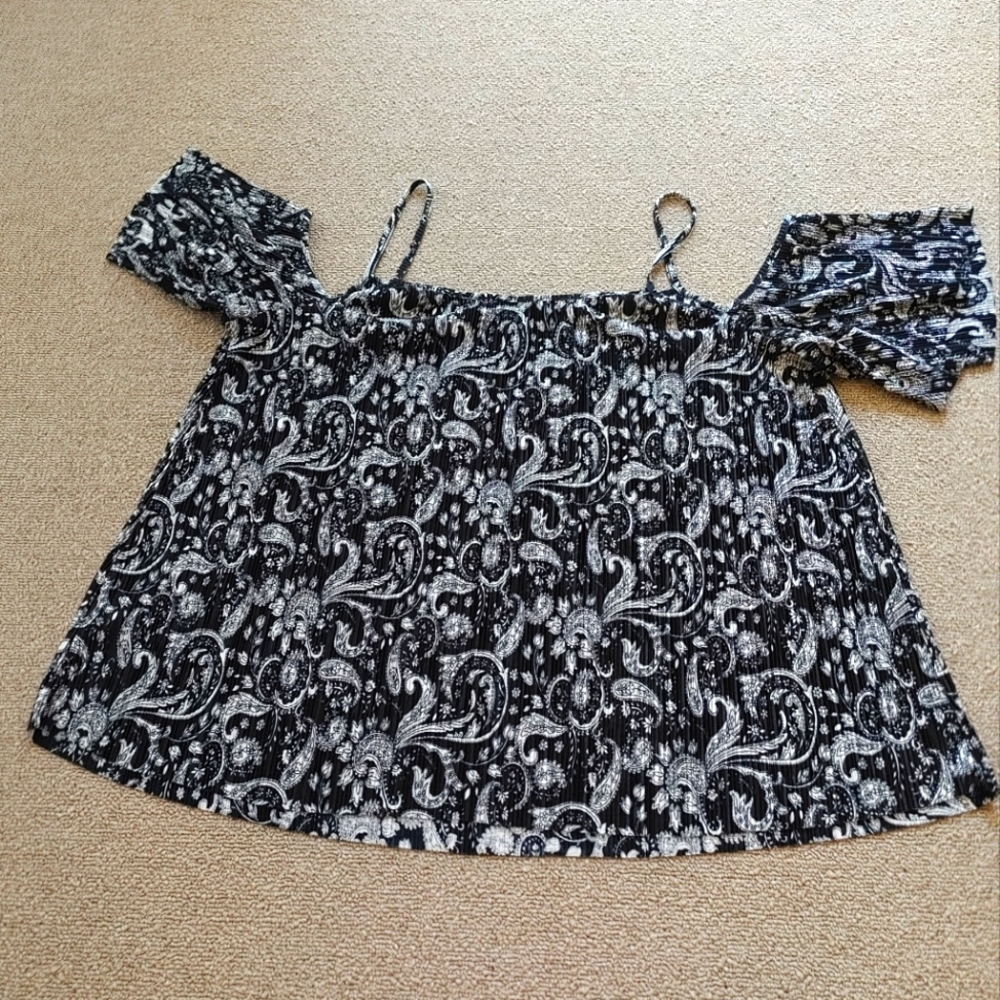 Express paisley print cold shoulder pleated top - Picture 3 of 7